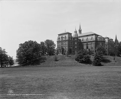 Ostende des Hauptgebäudes, Wellesley College, Massachusetts, um 1900 von Detroit Publishing Co.